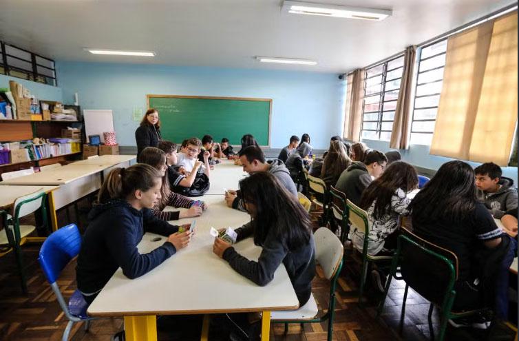 Secretaria de Educação do Paraná faz PSS para contratar professores; salários chegam a R$ 6.158,04