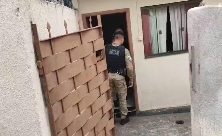 Criança é encontrada chorando ao lado do corpo da mãe, vítima de feminicídio