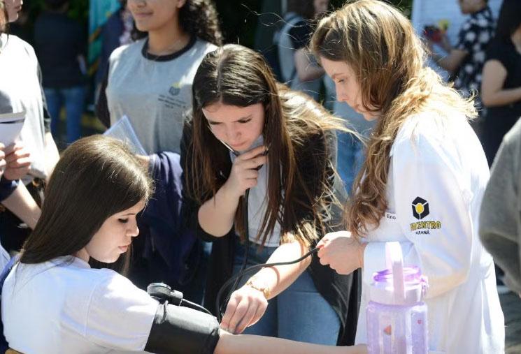 Guia de cursos da Unicentro: excelência em formação na área da Saúde