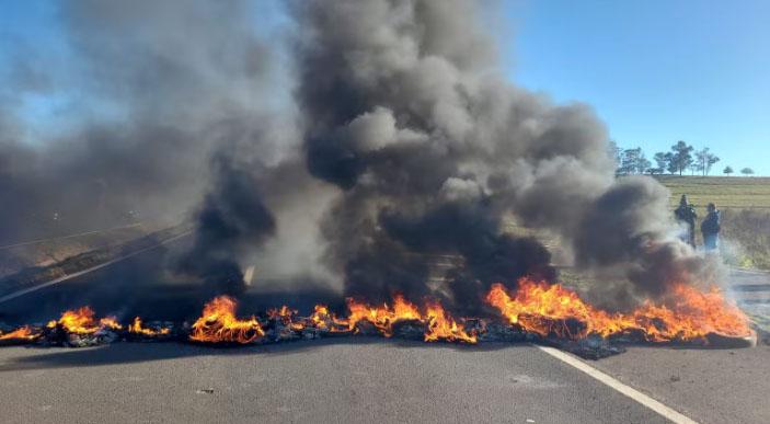 Moradores fecham rodovia em Londrina, sentido Curitiba, em protesto por falta d'água