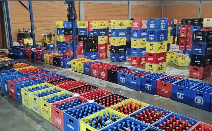 Polícia descobre local clandestino que trocava rótulo de cerveja barata para bebida mais cara no Paraná