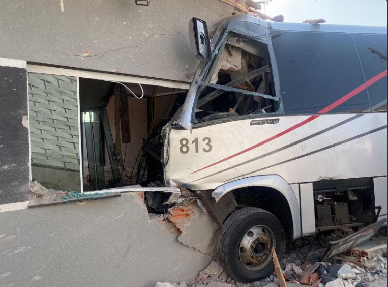 Uma pessoa morre e seis ficam feridas após motorista de micro-ônibus perder o controle e bater em duas casas em Londrina