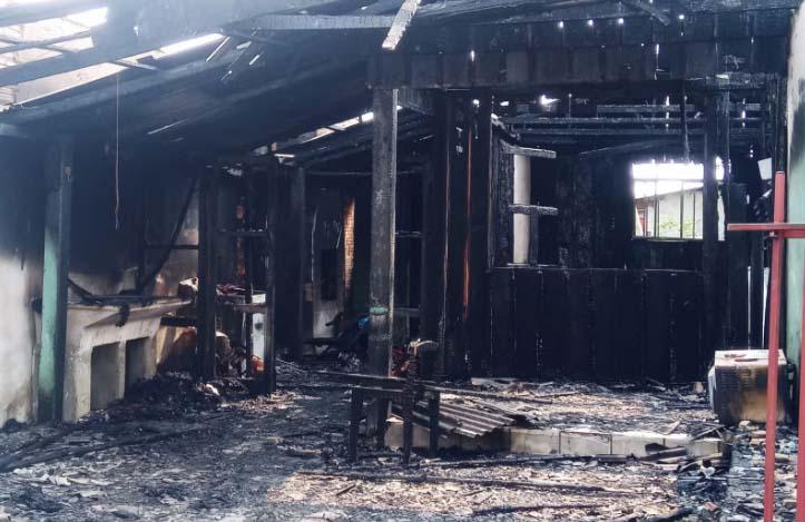 Avô e neta de cinco anos morrem em incêndio dentro de casa, no Paraná