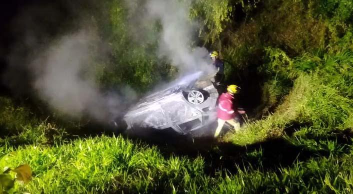 Motorista morre carbonizado após capotar carro em rodovia e cair de altura de cinco metros no Paraná