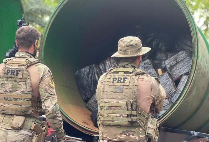 Polícia apreende 5 toneladas de maconha escondidas dentro de caminhão-pipa no Paraná;