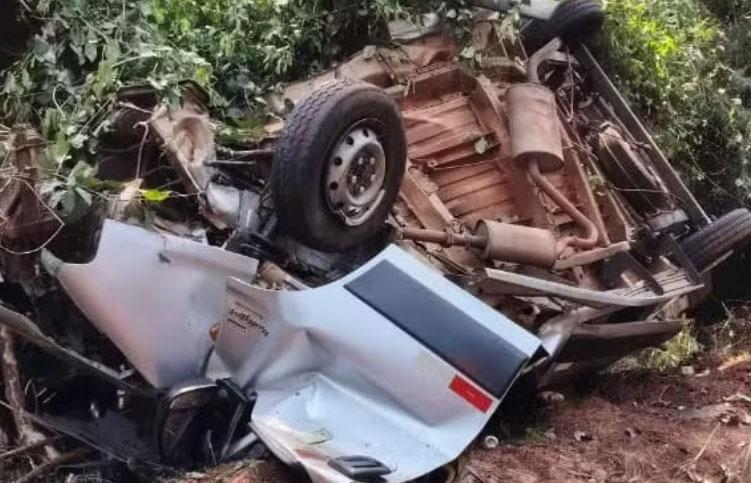 Quatro pessoas morrem e outras cinco ficam feridas após van sair da pista, capotar e bater em árvore no Paraná
