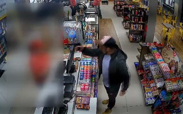 Homem armado ameaça funcionários de posto de combustíveis e morre em confronto com a PM no Paraná