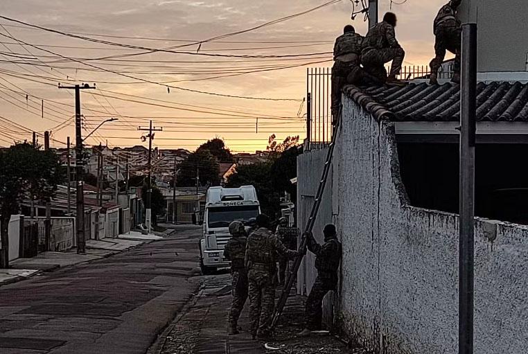 Operação 'Deusa da Vingança' prende mulher no Paraná que chefia facção responsável por homicídios no litoral