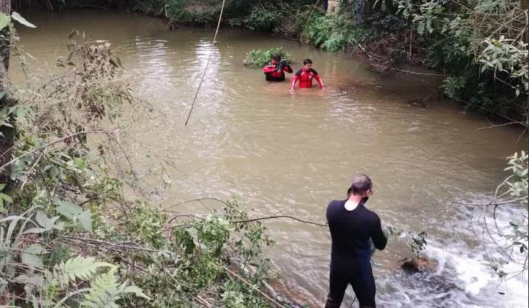 Polícia investiga caso de jovem e adolescente desaparecidos que foram encontrados mortos dentro de carro submerso em rio no Paraná