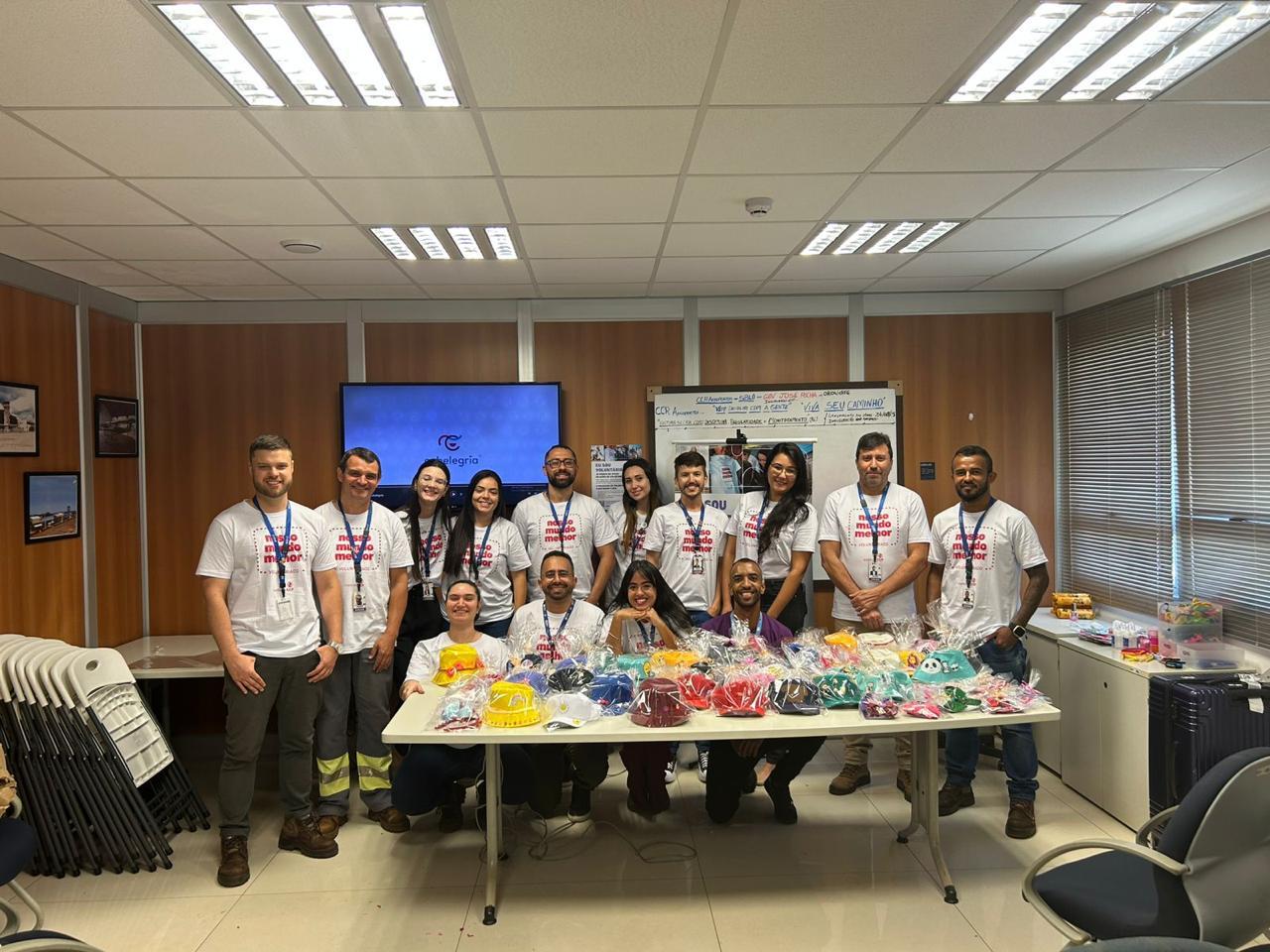 Ação de voluntariado no Aeroporto de Londrina confecciona chapéus e tiaras para pacientes em tratamento contra o câncer