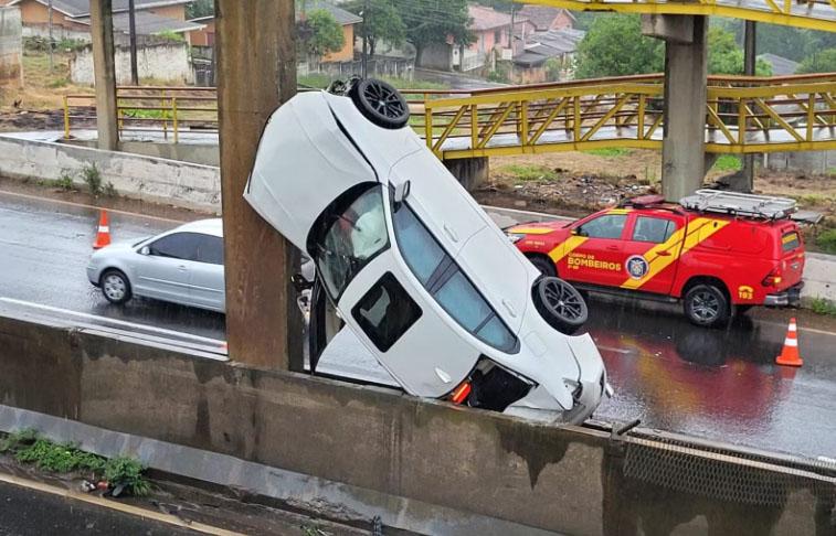 BMW capota na BR-376 em Ponta Grossa e deixa dois feridos