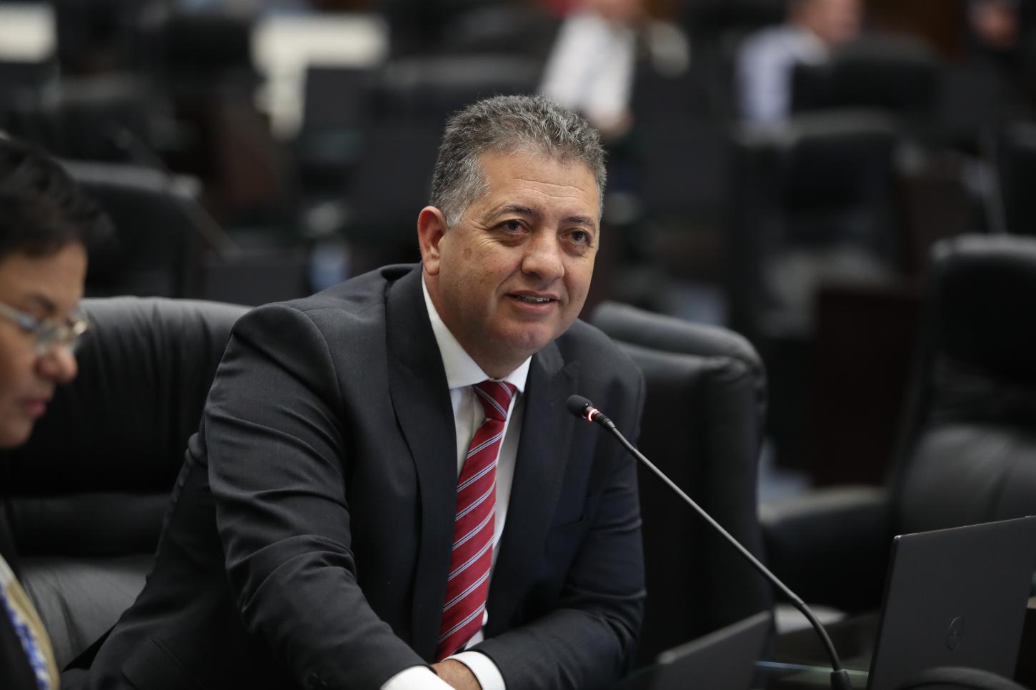 Deputado Cobra Repórter apresenta projeto que altera lei sobre o uso de dispositivos eletrônicos nas escolas do Paraná