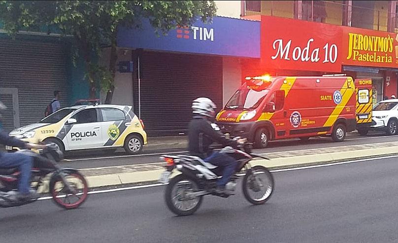 Homem esfaqueado na Praça Pio XII, pede ajuda, em estabelecimento comercial