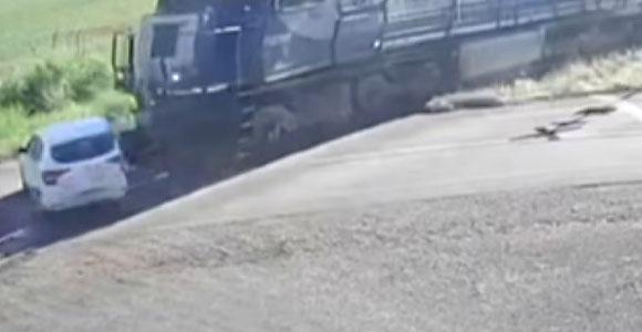 Mais um veículo é atingido por trem em Apucarana, norte do Paraná