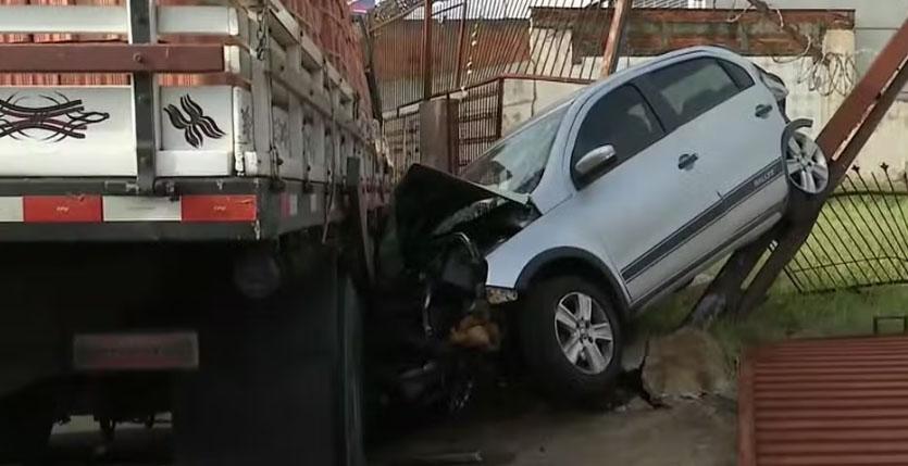 Oito veículos se envolvem em engavetamento em avenida de Londrina