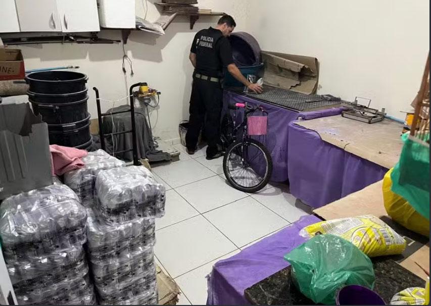 Polícia Federal faz operação contra fabricação clandestina de ração e produtos terapêuticos para animais
