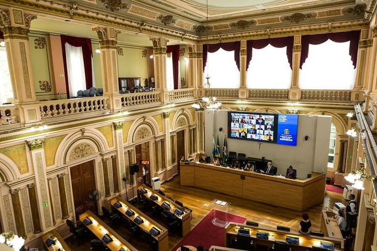 Vereadores de Curitiba aprovam reajuste nos próprios salários; remuneração passará de R$ 20 mil se lei for sancionada