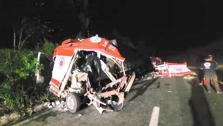 Acidente entre caminhão e ambulância deixa quatro mortos em rodovia do Paraná