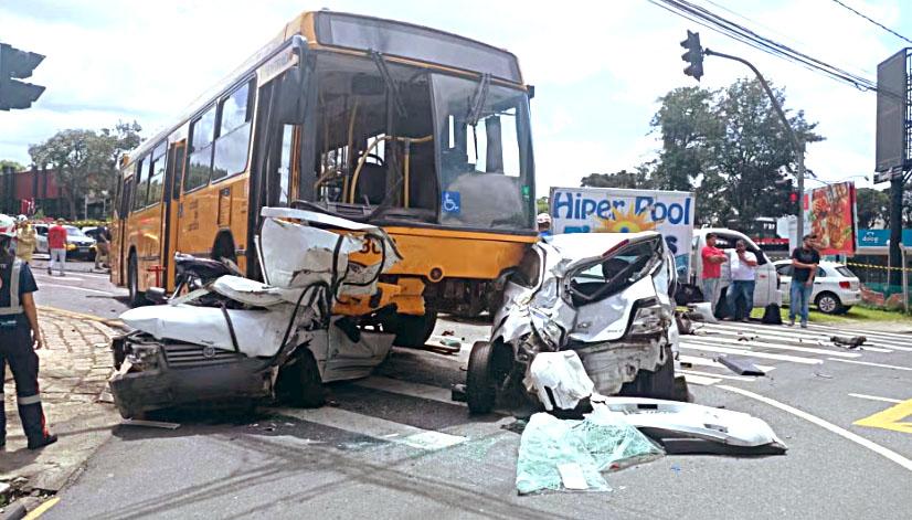 Motorista morre em engavetamento entre ônibus e dez veículos em Curitiba