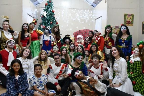 Papai Noel é recebido com música, teatro e dança em Ibiporã