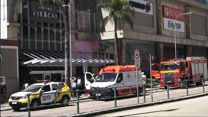 Calheiro morre depois de cair de telhado ao fazer reparos num shopping de Curitiba