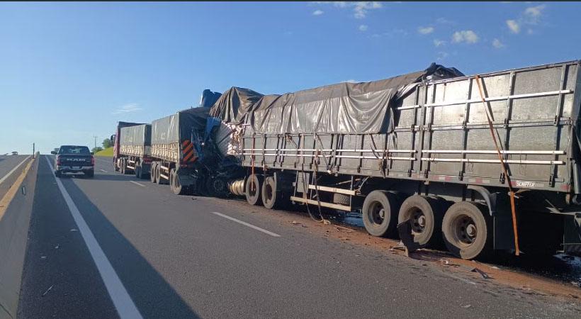 Caminhoneiro de Apucarana morre ao bater na traseira de carreta na rodovia Raposo Tavares
