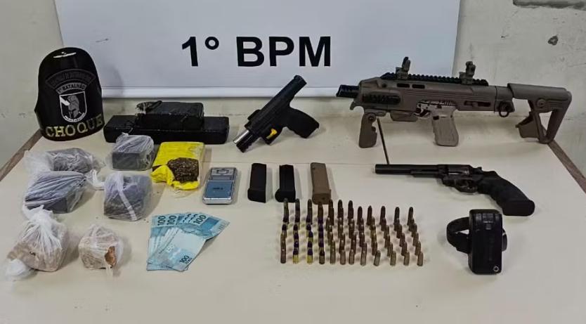 Homem é flagrado com armas restritas, munições e drogas em pousada do Paraná