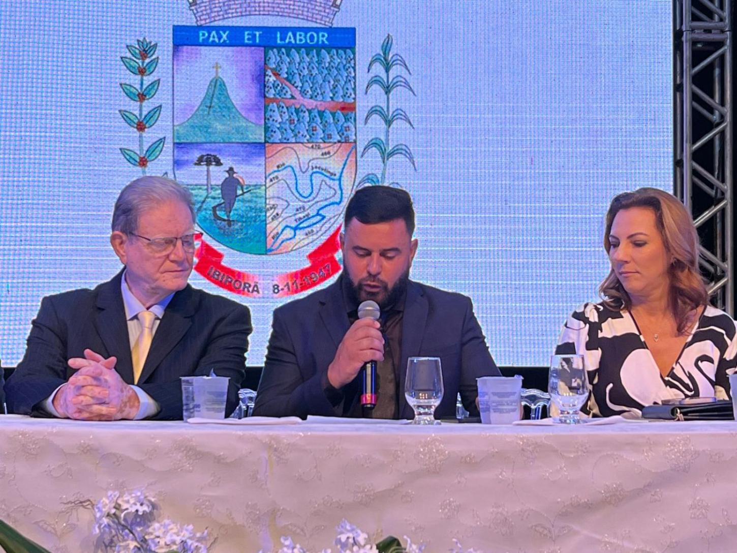 José Maria Ferreira (PSD) é empossado prefeito pela quinta legislatura.
