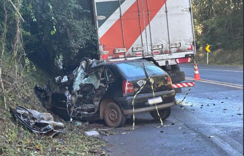 Cinco jovens morrem e bebê fica ferida após grave acidente entre carro e caminhão na BR-373, no Paraná