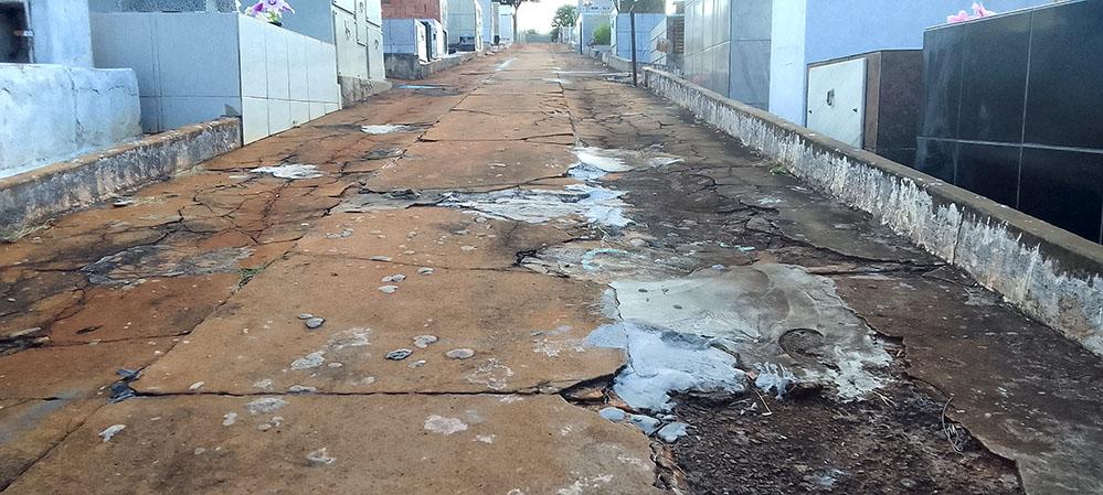 Ruas internas do Cemitério São Lucas em Ibiporã, já merecem um novo pavimento