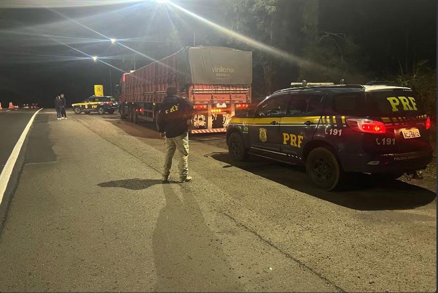 Três toneladas de camarão argentino sem refrigeração e 600 caixas de vinho contrabandeadas são encontradas em caminhão no Paraná