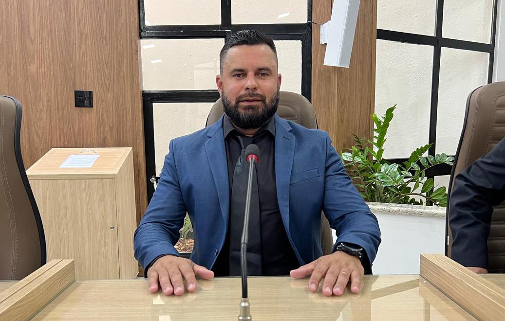 Vereador Hugo Furrier cobra atraso na obra de reforma do prédio da prefeitura e pede informações