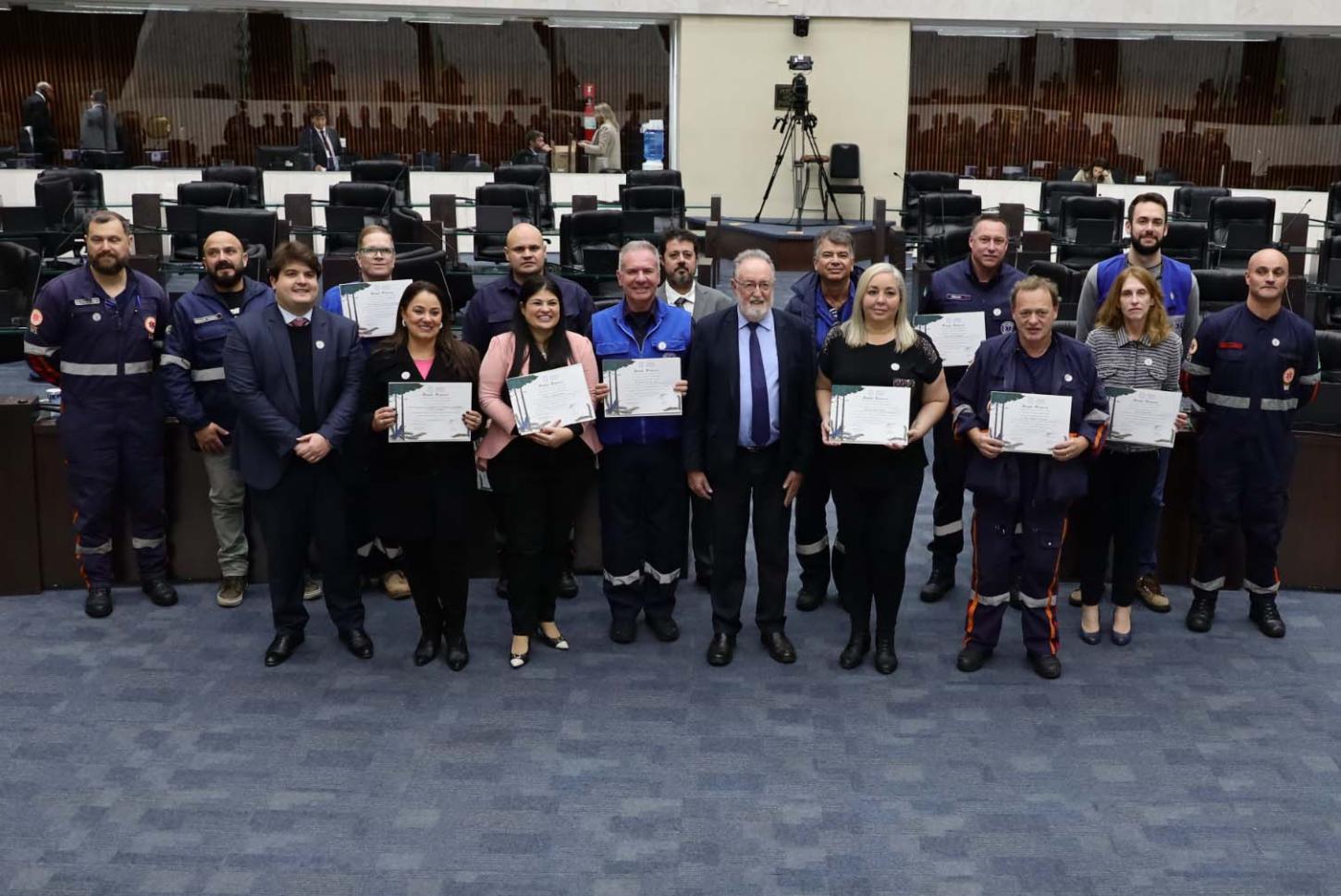 Deputado Tercilio Turini homenageia profissionais do SIATE no Paraná pelos 35 anos de amor à vida
