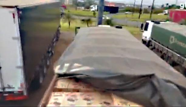 Caminhoneiro diz à polícia que carregava milho, mas é preso com carga de 350 mil maços de cigarro contrabandeados no PR