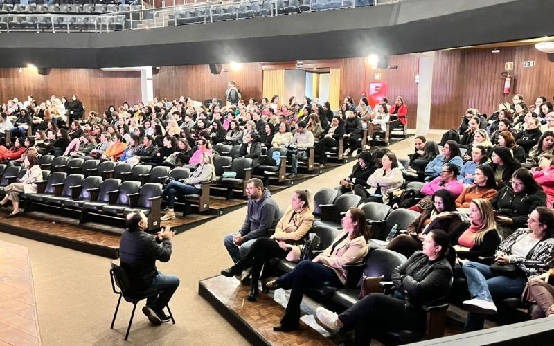 Educadores de Ibiporã vivem momento de inspiração em palestra show com Deivid Freitas