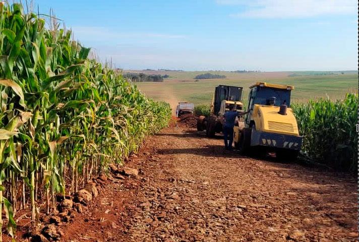Estradas rurais do município recebem manutenção pela Secretaria de Agricultura e Abastecimento