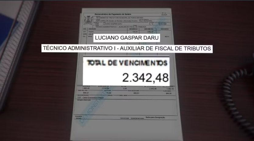 Servidor público bate ponto em prefeitura de chinelo e bermuda, e vai embora cerca de um minuto depois