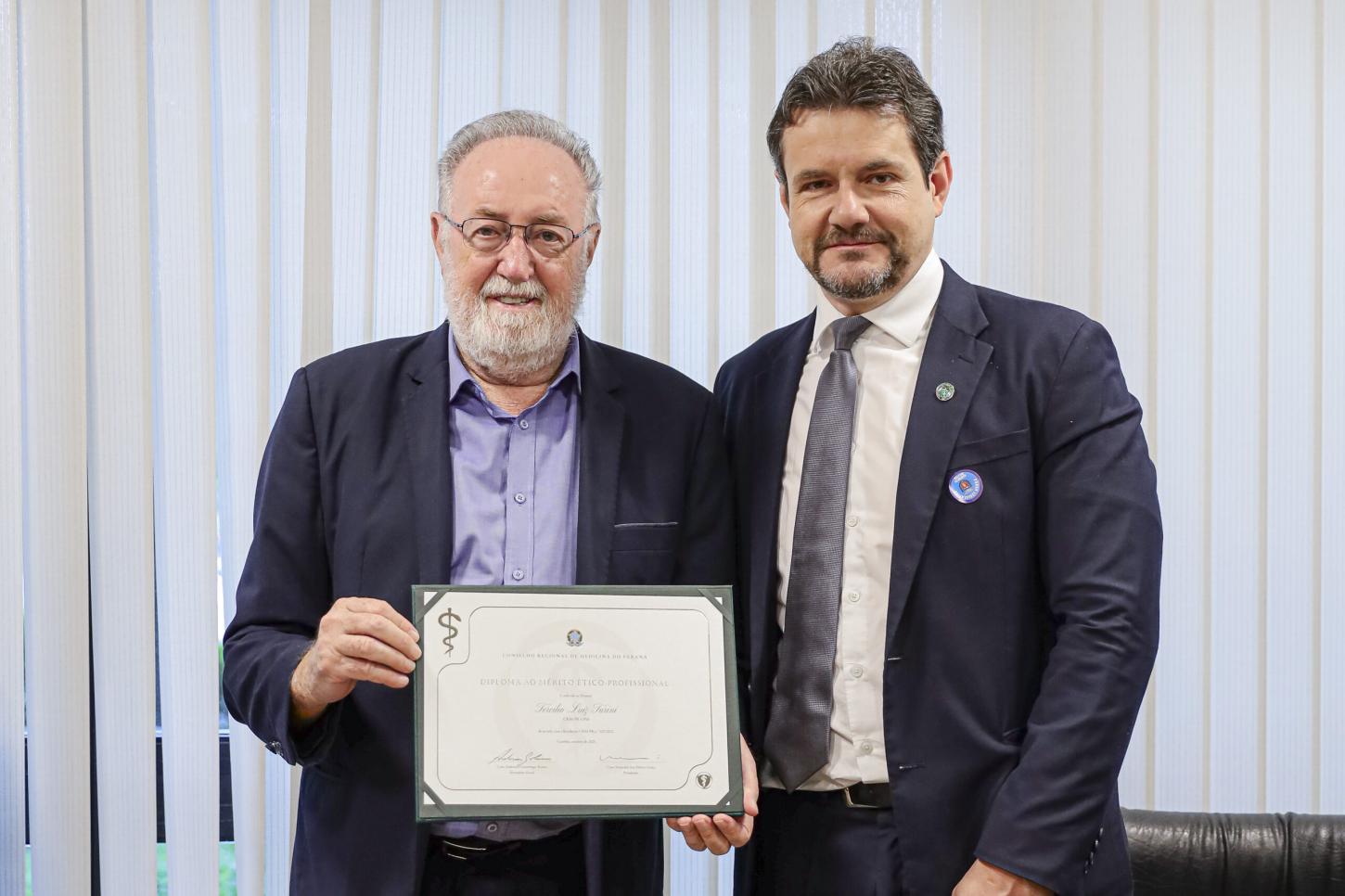 Médico e deputado Tercilio Turini recebe diploma pela ética nos 50 anos de profissão