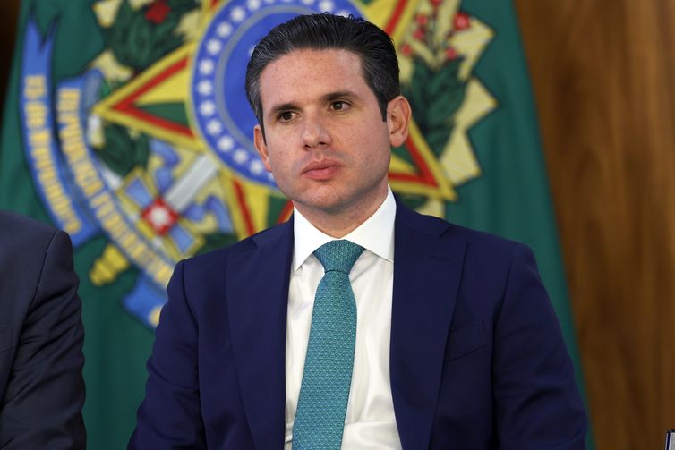 Com fuga de Ramagem, Motta proíbe deputados de votarem do exterior