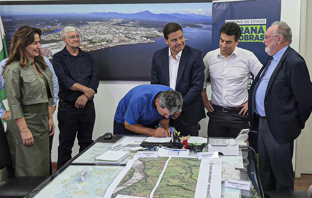 Lideranças de Jataizinho e deputado Tercilio Turini entregam pré-projeto para asfaltar Estrada Frei Timóteo