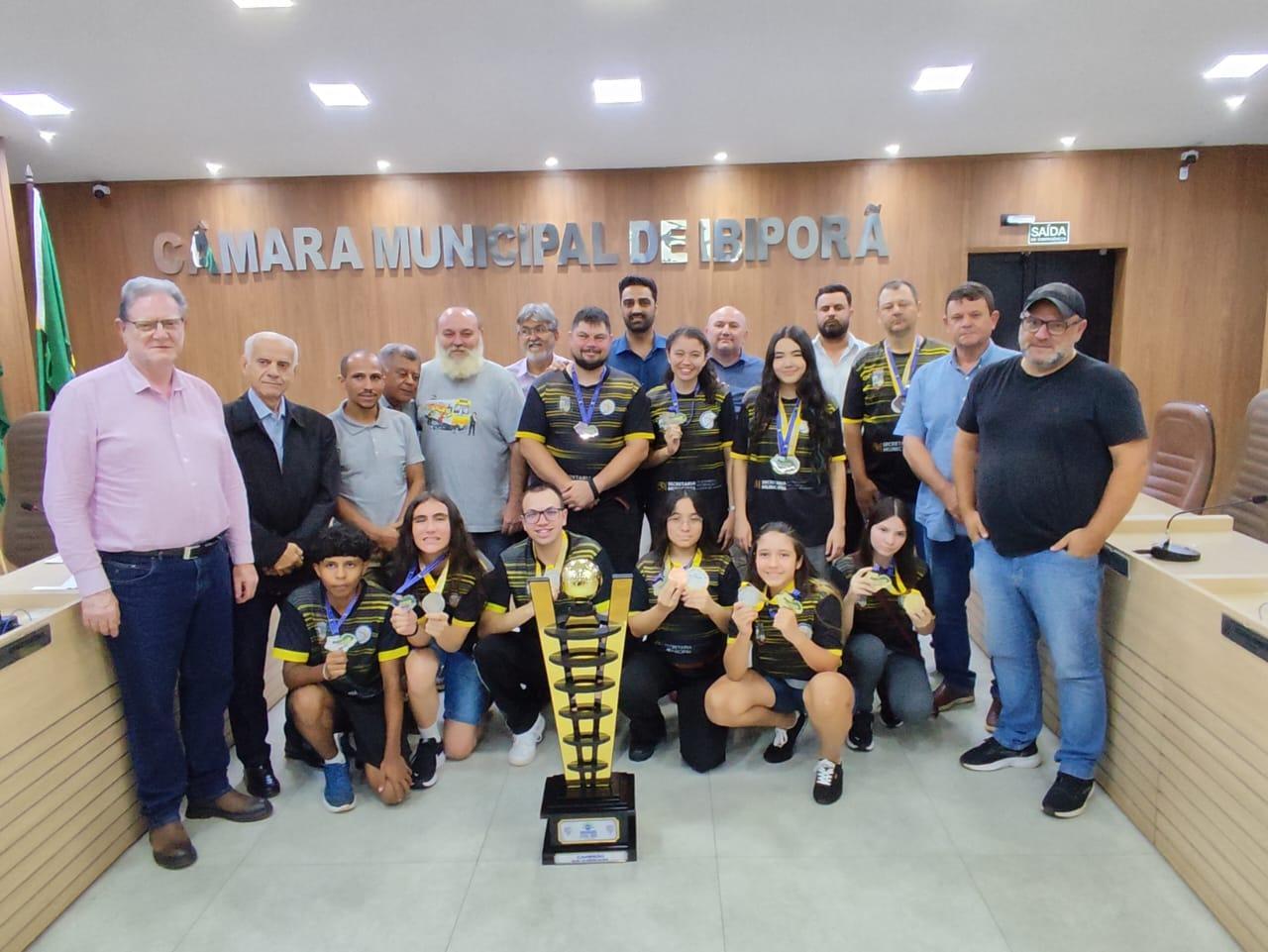 Câmara homenageia equipe Ibiporã Multibelt Sub-18 campeã paranaense de futsal