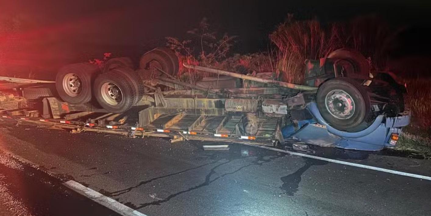 Cinco pessoas morrem em batida entre carro e caminhão em Arapongas, norte do Paraná