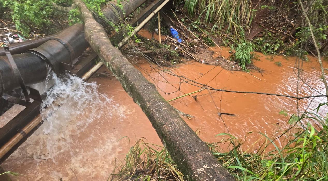 Reparo em adutora do Samae rompida durante temporais será concluído em Janeiro de 2026
