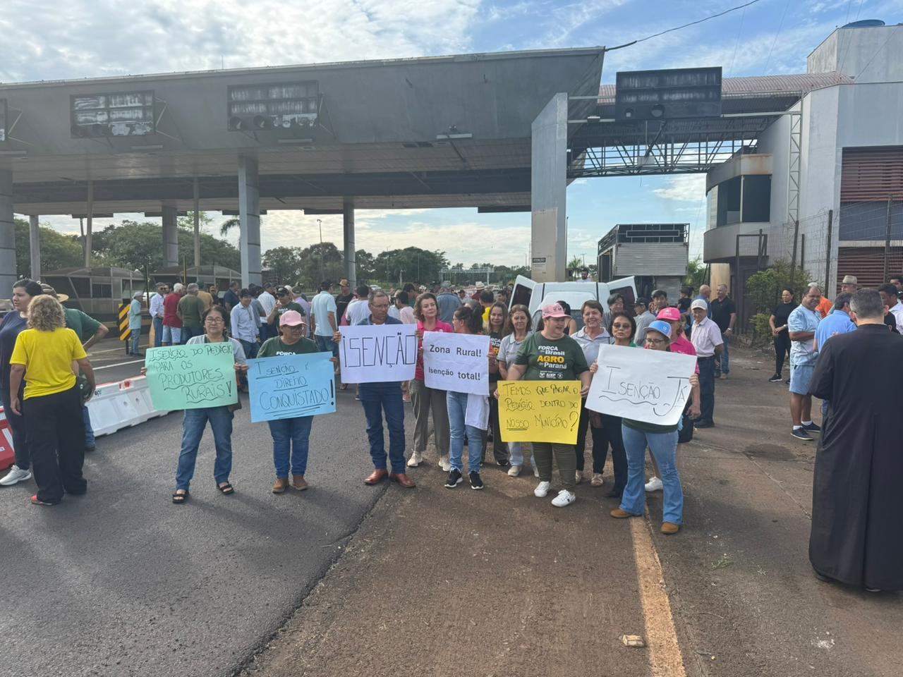 Protesto contra retomada de pedágio em Jataizinho reúne cerca de 500 pessoas