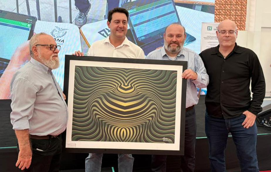 Ratinho Junior recebe obra de arte assinada por artista plástico e artesão de Ibiporã