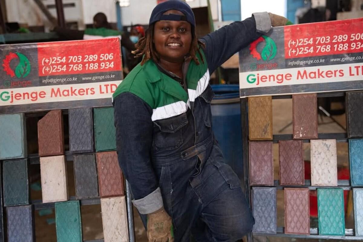 Adeus ao lixo plástico: jovem de 29 anos do Quênia cria solução genial para transformar plástico em tijolos mais resistentes que concreto