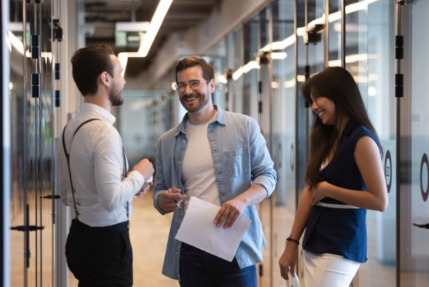 Amizade no trabalho atrapalha ou ajuda?