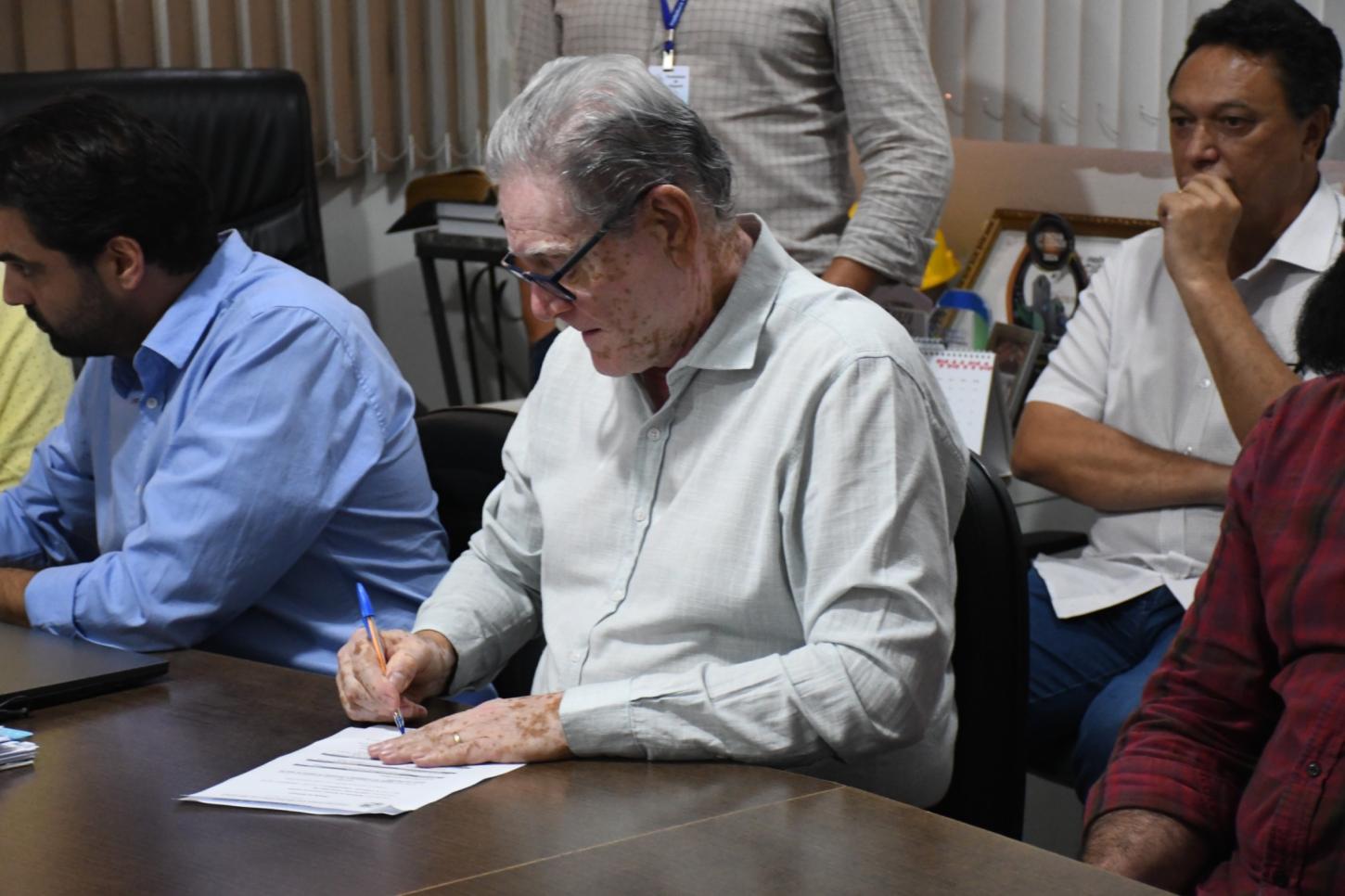 Ibiporã assina ordem de serviço para construir área de lazer no John Kennedy