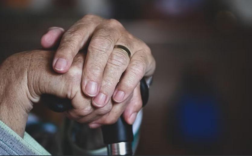 Moradores de 20 cidades do Paraná que cuidam de familiares idosos podem receber até R$ 810 do governo; veja regras