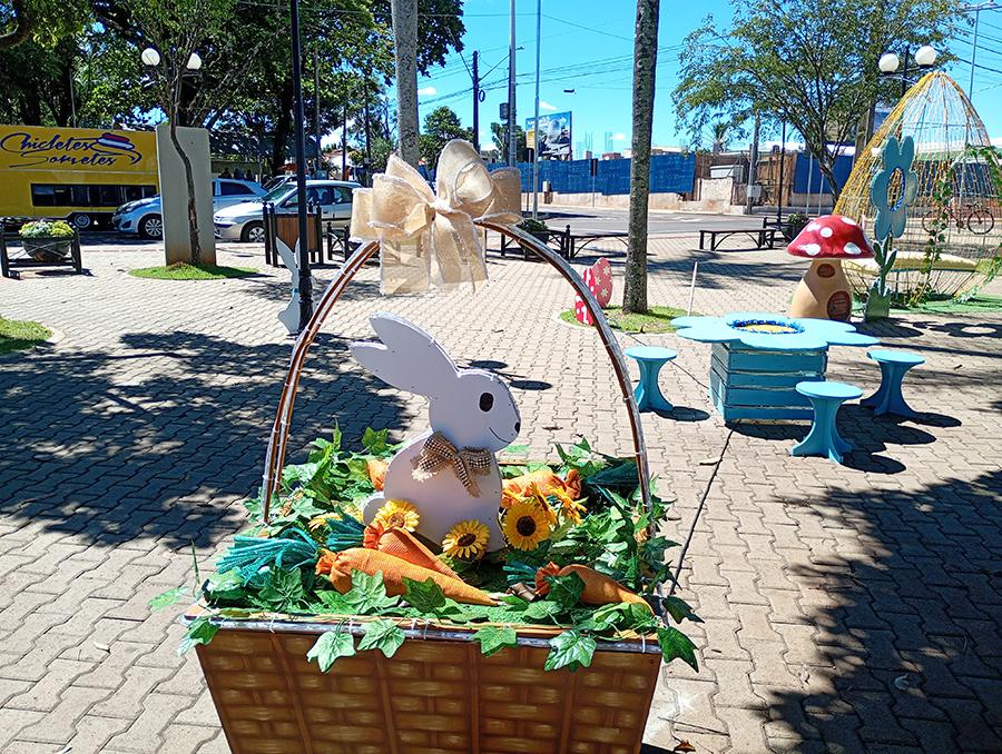 Praça Pio XII e canteiros recebem decoração alusiva a Páscoa